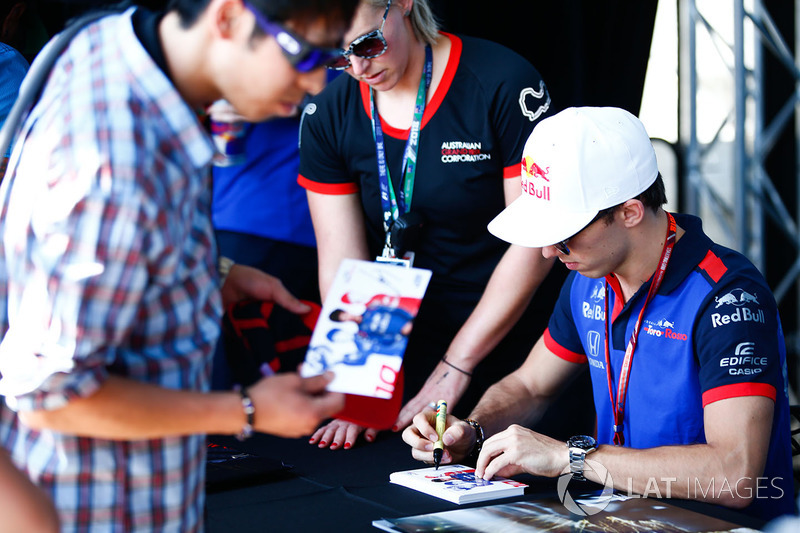 Pierre Gasly, Toro Rosso, firma autografi ai fan