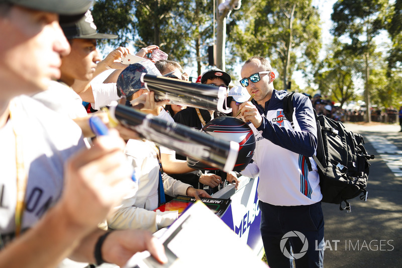 Robert Kubica, Williams Martini Racing, imza dağıtıyor