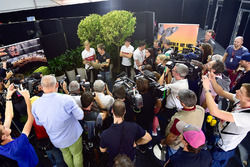 Marcus Ericsson en Charles Leclerc, Sauber met Chris Humfrey, Australische Zoöloog en TV-figuur