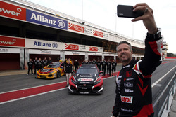 #18 Tiago Monteiro, Boutsen Ginion Racing Honda Civic Type R TCR con il team