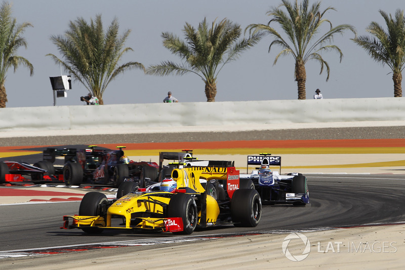 Vitaly Petrov, Renault F1 Team R30, leads Kamui Kobayashi, BMW Sauber C29, Nico Hulkenberg, Williams FW32, and Pedro de la Rosa, BMW Sauber C29