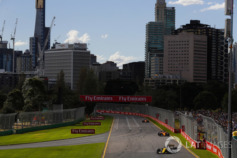 Carlos Sainz Jr., Renault Sport F1 Team R.S. 18, Fernando Alonso, McLaren MCL33 Renault, y Stoffel Vandoorne, McLaren MCL33 Renault