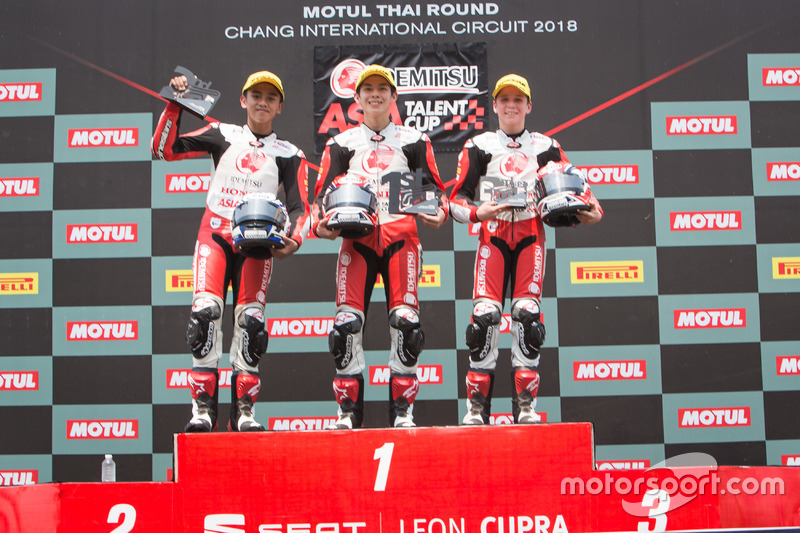 Podium Race 1 Asia Talent Cup Thailand: #7 Mario Suryo Aji, #9 Haruki Noguchi, #19 Bill Van Eerde