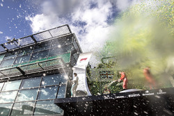 Podio: segundo lugar Lewis Hamilton, Mercedes-AMG F1, ganador de la carrera Sebastian Vettel, Ferrar