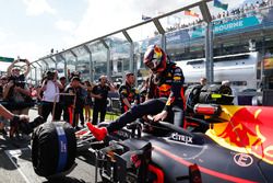 Max Verstappen, Red Bull Racing RB14 Tag Heuer, stapt uit