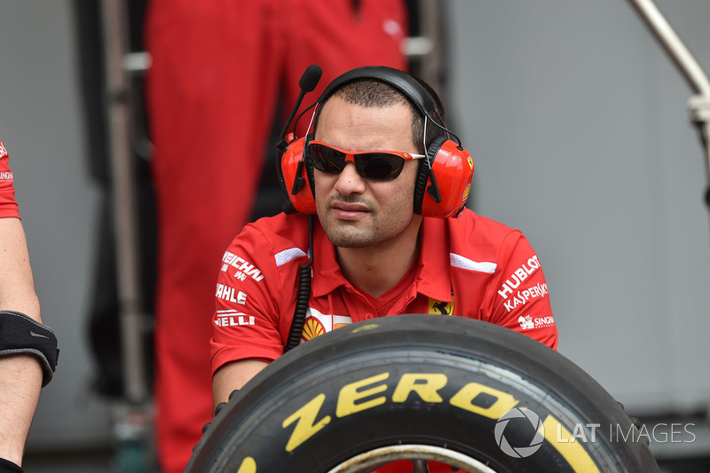 Mécanicien Ferrari et pneus Pirelli