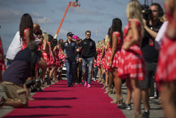 Max Verstappen, Red Bull Racing e Nico Hulkenberg, Renault Sport F1 Team nella drivers parade
