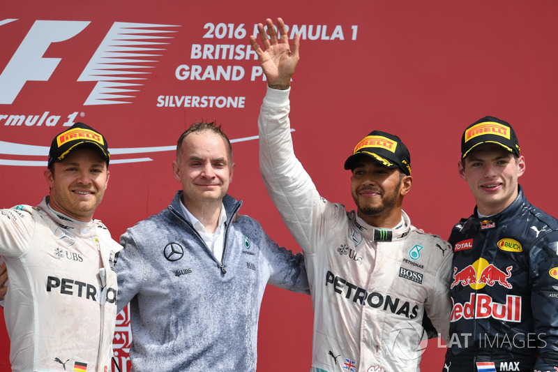 Podium: tweede plaats Nico Rosberg, Mercedes AMG F1, John Owen, Mercedes AMG F1 Chief Designer, Lewis Hamilton, Mercedes AMG F1, Max Verstappen, Red Bull Racing