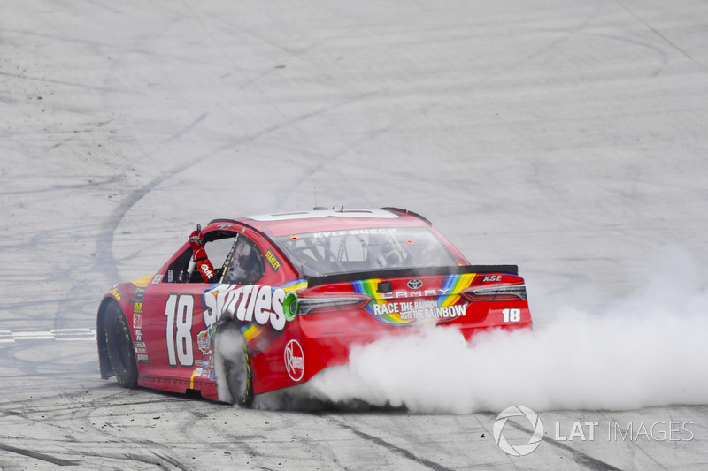 Race winner Kyle Busch, Joe Gibbs Racing