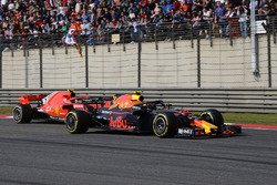 Max Verstappen, Red Bull Racing RB14 y Kimi Raikkonen, Ferrari SF71H batalla