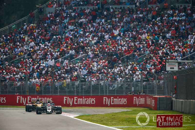 Kevin Magnussen, Haas F1 Team VF-17, Nico Hulkenberg, Renault Sport F1 Team RS17