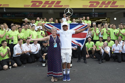 2017 World Champion Lewis Hamilton, Mercedes AMG F1 celebrates with his mother Carmen Lockhart and t