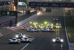 Start, #1 Porsche Team Porsche 919 Hybrid: Neel Jani, Andre Lotterer, Nick Tandy vooraan