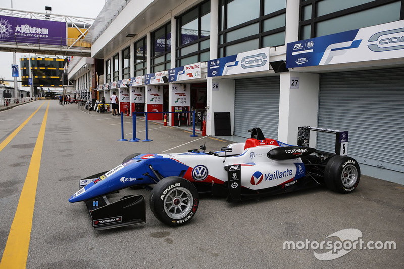 Sacha Fenestraz, Vaillante-Carlin