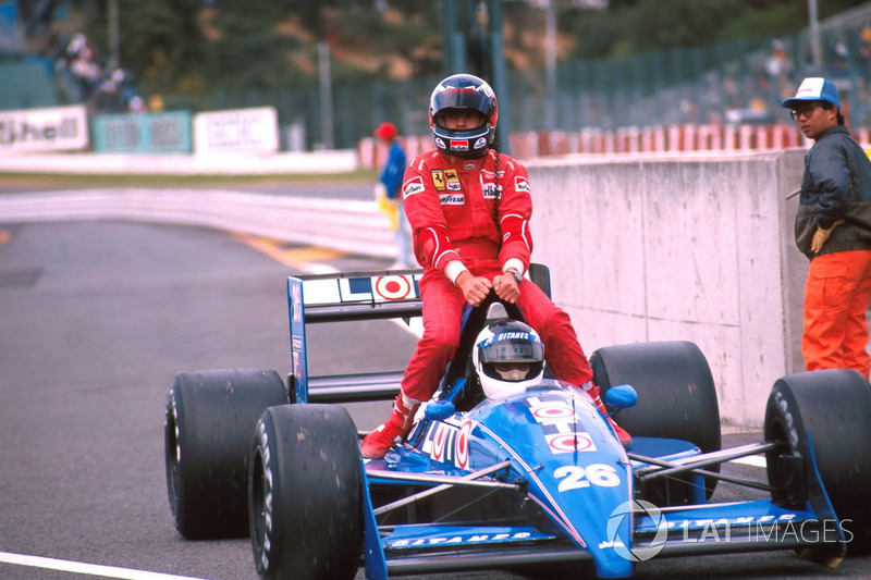 Suzuka 1988: Gerhard Berger (Ferrari) menumpang Stefan Johansson (Ligier)