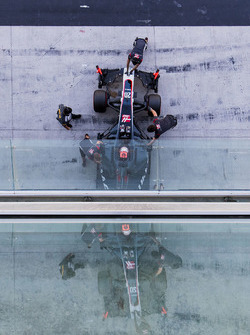 Kevin Magnussen, Haas F1 Team VF-17, es atendido por el equipo