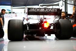 Des mécaniciens Haas au travail sur la monoplace de Kevin Magnussen Haas F1 Team VF-18