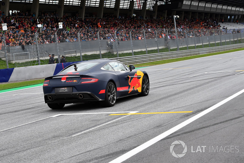 Max Verstappen, Red Bull Racing en un Aston Martin