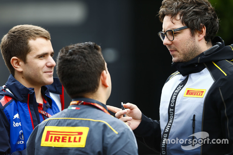 Des membres de Pirelli parlent à un employé de Toro Rosso