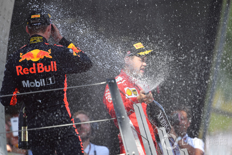 Max Verstappen, Red Bull Racing e Sebastian Vettel, Ferrari festeggiano sul podio con lo champagne
