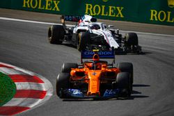 Stoffel Vandoorne, McLaren MCL33, Sergey Sirotkin, Williams FW41