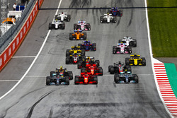 Valtteri Bottas, Mercedes AMG F1 W09, Lewis Hamilton, Mercedes AMG F1 W09, Kimi Raikkonen, Ferrari SF71H, Max Verstappen, Red Bull Racing RB14, Sebastian Vettel, Ferrari SF71H, Romain Grosjean, Haas F1 Team VF-18, et le reste du peloton au départ de la course