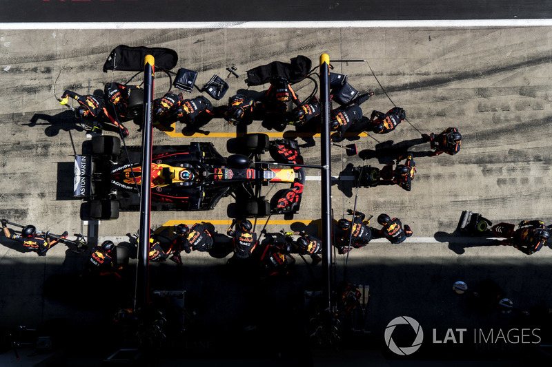 Daniel Ricciardo, Red Bull Racing RB14, effettua un pit stop