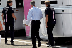 Chase Carey, CEO FOM met Robert Fearnley, teambaas Force India F1 en Andy Stevenson, Force India F1 Team Manager