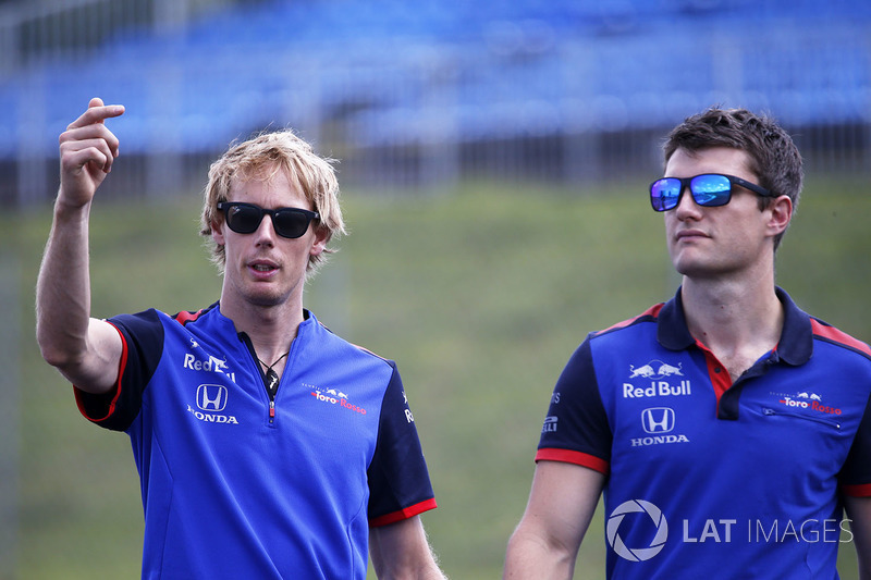 Brendon Hartley, Scuderia Toro Rosso, cammina lungo il circuito