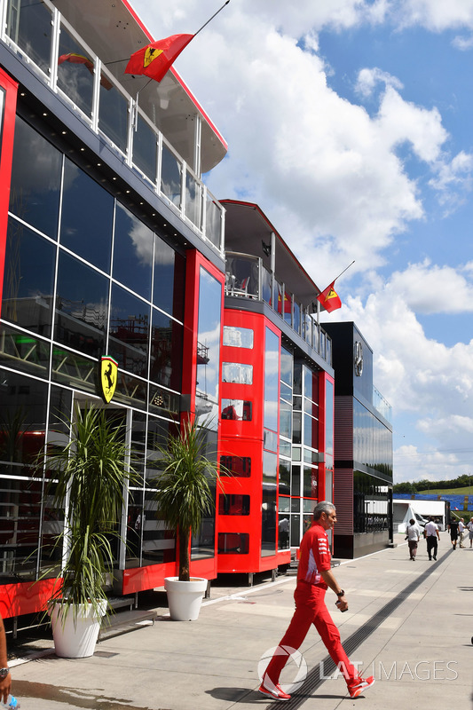 Maurizio Arrivabene, director del equipo Ferrari y bandera de Ferrari a media asta