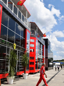 Maurizio Arrivabene, directeur de Ferrari, devant le motorhome de l'équipe avec les drapeaux en berne suite au décès de Sergio Marchionne