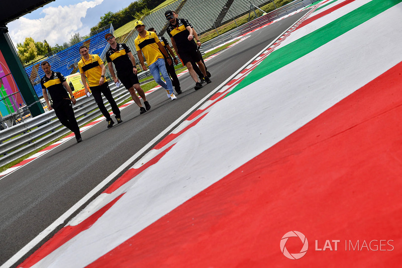 Carlos Sainz Jr., Renault Sport F1 Team parcourt la piste à pied