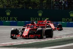 Sebastian Vettel, Ferrari SF71H, voor Kimi Raikkonen, Ferrari SF71H