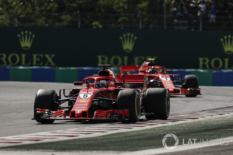 Sebastian Vettel, Ferrari SF71H, precede Kimi Raikkonen, Ferrari SF71H