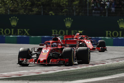 Sebastian Vettel, Ferrari SF71H, voor Kimi Raikkonen, Ferrari SF71H