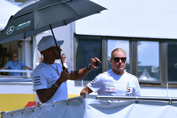 Lewis Hamilton, Mercedes-AMG F1 et Valtteri Bottas, Mercedes-AMG F1 lors de la parade des pilotes
