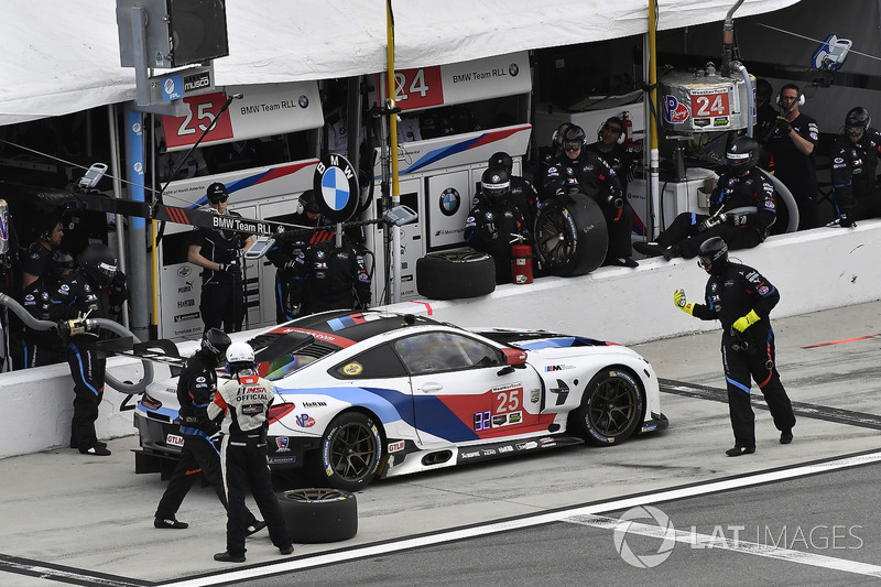 #25 BMW Team RLL BMW M8, GTLM: Bill Auberlen, Alexander Sims, Philipp Eng, Connor de Phillippi pit stop