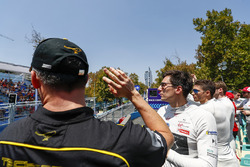Andre Lotterer, Techeetah salue la foule avec Alex Lynn, DS Virgin Racing, Edoardo Mortara, Venturi Formula E Team lors de la parade des pilotes