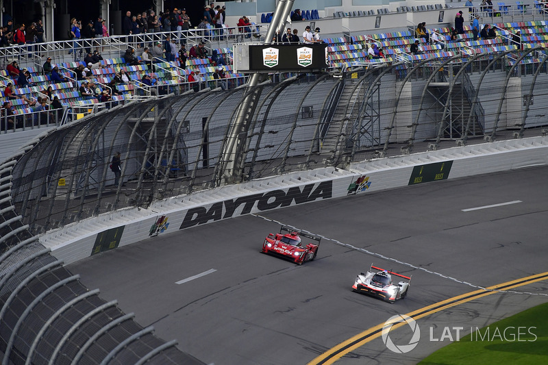 #31 Action Express Racing Cadillac DPi, P: Eric Curran, Mike Conway, Stuart Middleton, Felipe Nasr, #7 Acura Team Penske Acura DPi, P: Helio Castroneves, Ricky Taylor, Graham Rahal