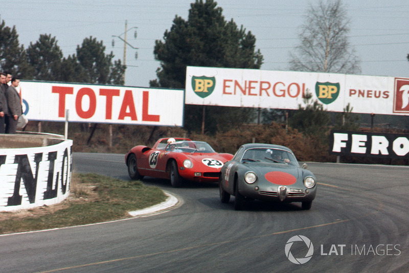 Romolo Rossi, Alfa Romeo Giulia SZ, na frente de John Surtees, Mike Parkes, Ludovico Scarfiotti, Lorenzo Bandini, Ferrari 250P