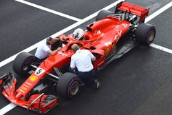 Sebastian Vettel, Ferrari SF71H dans la voie des stands