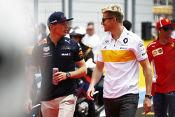 Max Verstappen, Red Bull Racing, parle avec Nico Hulkenberg, Renault Sport F1 Team