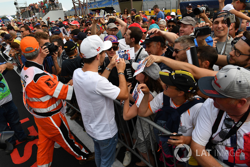 Pierre Gasly, Scuderia Toro Rosso signs autographs for the fans