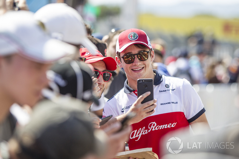 Charles Leclerc, Sauber fans selfie