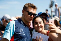 Sergey Sirotkin, Williams Racing, pose pour une photo avec un fan