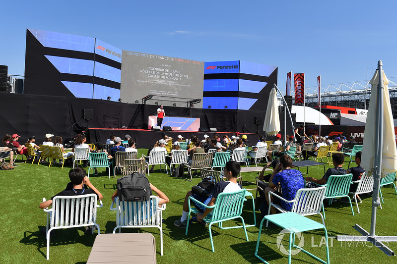 Julien Simon-Chautemps, Sauber Race Engineer in stage in the Fanzone