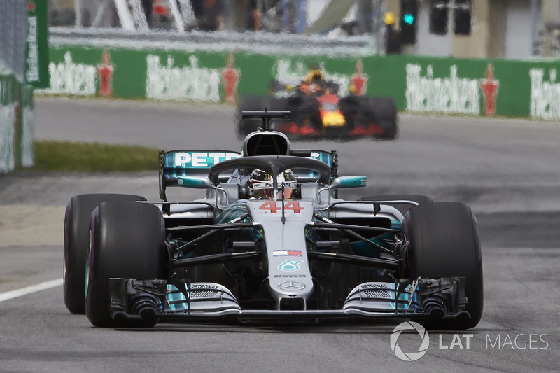 Lewis Hamilton, Mercedes AMG F1 W09, y Daniel Ricciardo, Red Bull Racing RB14