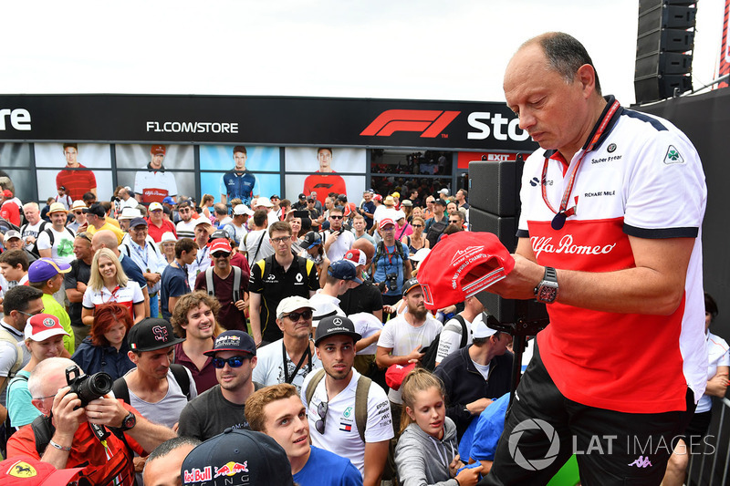 Frédéric Vasseur, team principal Sauber, et des fans