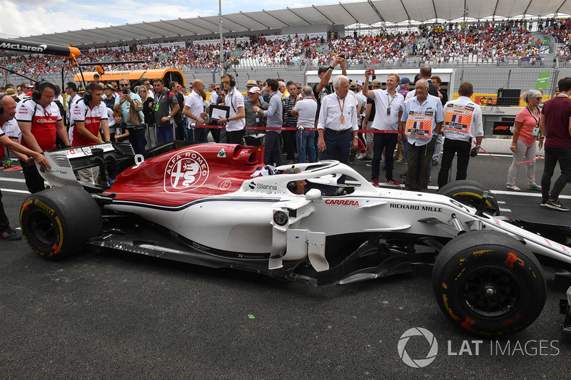 Sauber s'entraîne aux pitstops sous les yeux de Charlie Whiting, délégué de la FIA