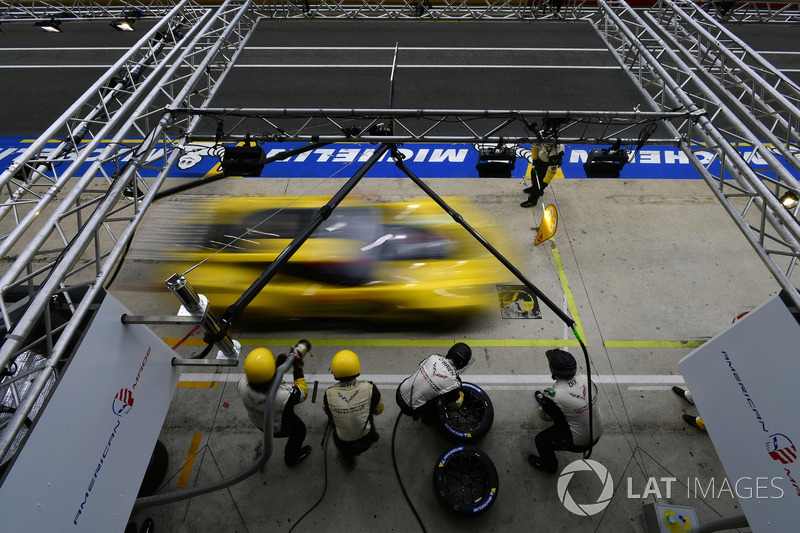#63 Corvette Racing Chevrolet Corvette C7.R: Jan Magnussen, Antonio Garcia, Mike Rockenfeller, pit stop